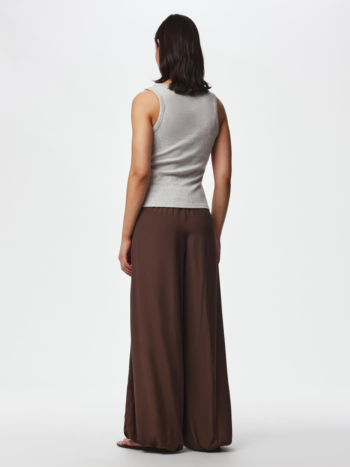 model_shot-back